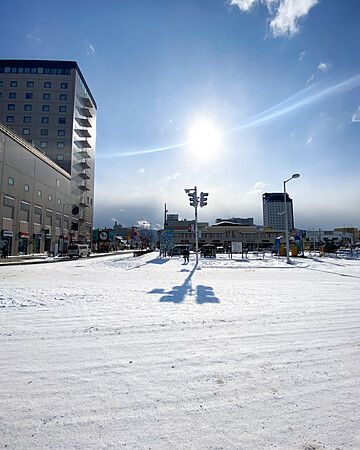 Strade innevate di Hakodate sotto il sole invernale.