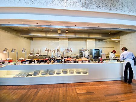 Colazione al ristorante Cooka dell'Osaka Marriott Miyako Hotel con chef al lavoro.