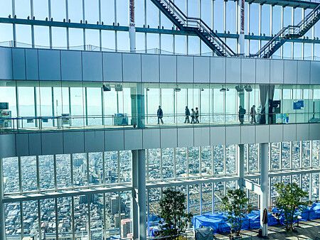 Passerella di vetro con vista su Osaka dall'ultimo piano dell'hotel.