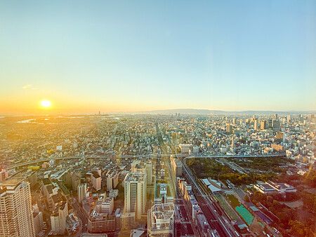 Vista panoramica di Osaka al tramonto dalla camera dell'Osaka Marriott Miyako Hotel.