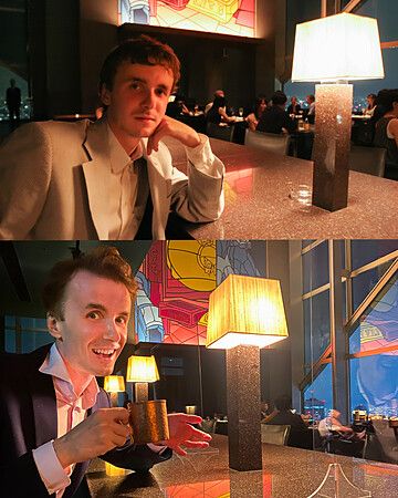 Marco Togni seduto al bancone del New York Bar all'interno del Park Hyatt Hotel a Tokyo con lo skyline notturno sullo sfondo.