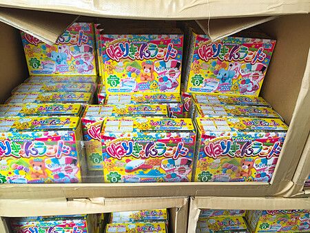 Scaffali del negozio Niki no Kashi ad Ameyoko pieni di scatole colorate di caramelle fai-da-te Kracie.