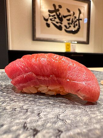 Nigiri di chutoro su piatto di pietra da Sushi Punch.