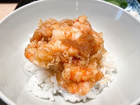 Un kakiage con gamberi servito su una ciotola di riso bianco presso il ristorante Tempura Kondo a Ginza.