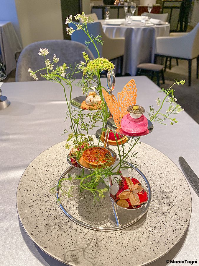 Amuse-bouche con piccoli bocconcini su una torre decorata con aneto presso Asahina Gastronome a Tokyo.