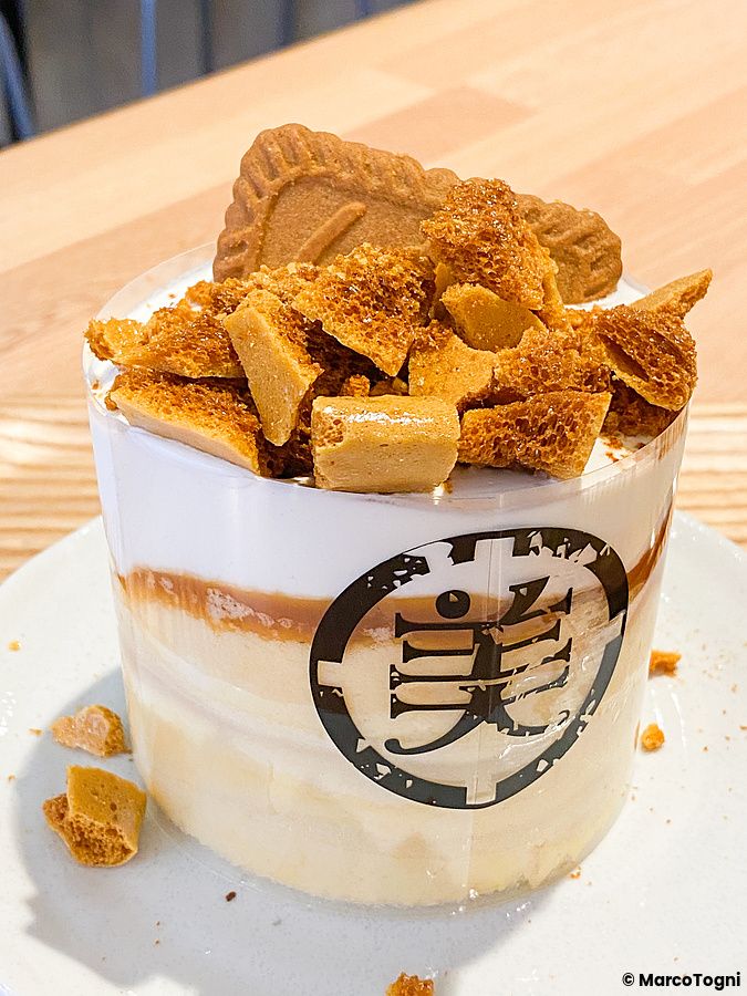 Un pancake al biscotto Lotus servito in un contenitore cilindrico con decorazioni croccanti presso Belle Epoque.