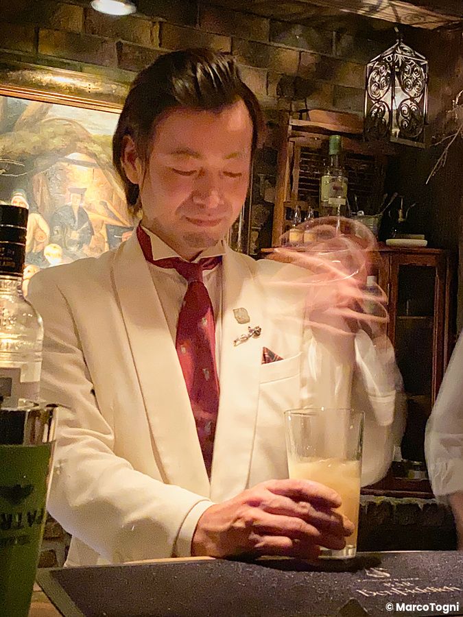 Hiroyasu Kayama prepara un drink al Bar Benfiddich di Shinjuku, Tokyo.