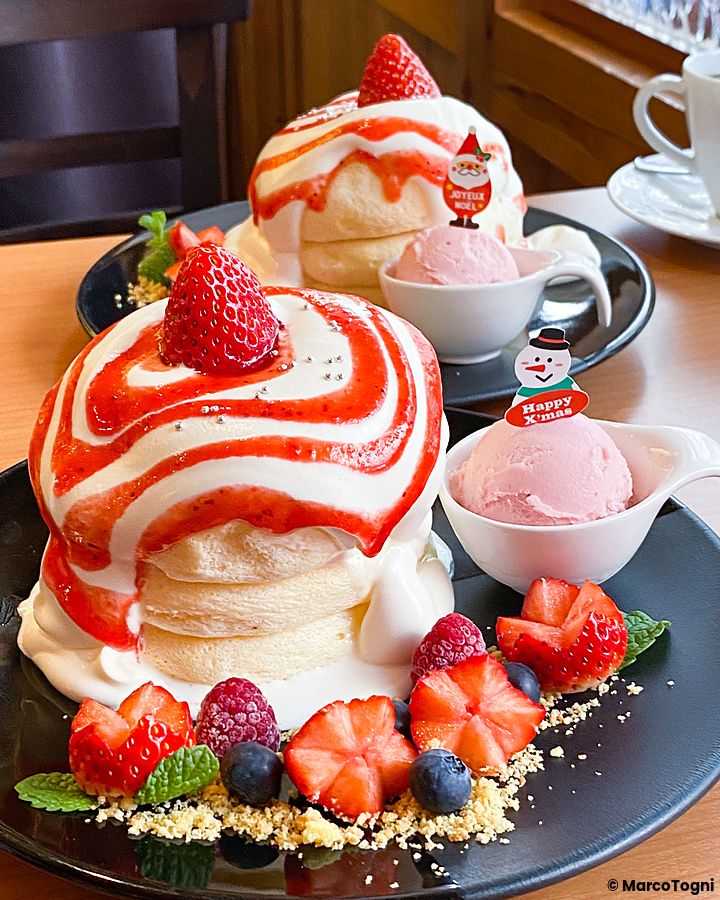 Pancake natalizi decorati con fragole e panna da Chaka, Tokyo