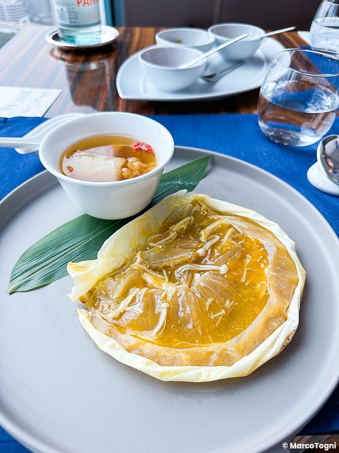 Pinna di squalo brasata con funghi enoki servita in un piatto al ristorante China Blue nell'hotel Conrad a Tokyo.