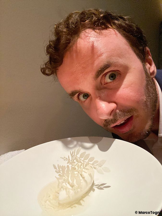 Marco Togni guarda un gelato con tuile a forma di foglia servito al ristorante Crony, a Tokyo.