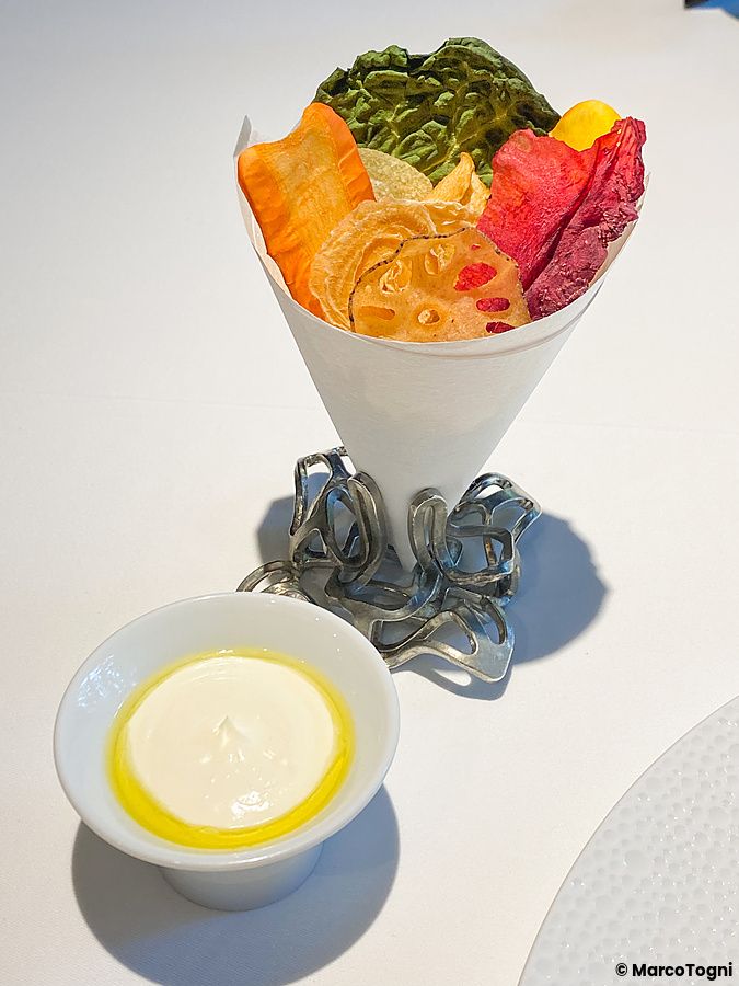 Un bouquet di verdure croccanti in un cono di carta con panna acida vegana a base di tofu presso L'Effervescense a Tokyo.