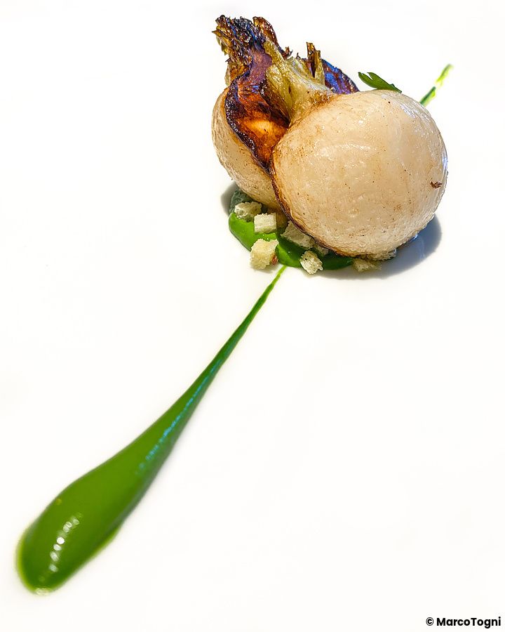 Il piatto iconico di L'Effervescense a Tokyo: una rapa cotta per oltre 4 ore a bassa temperatura su salsa verde.