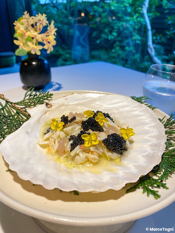 Un piatto di riso sasanishiki, caviale e granchio reale servito in una conchiglia al ristorante L'Effervescense a Tokyo.