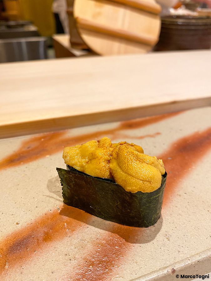 Un gunkan di uni su un piatto di ceramica decorato all'interno del Sushi Ginza Onodera Souhonten a Tokyo.