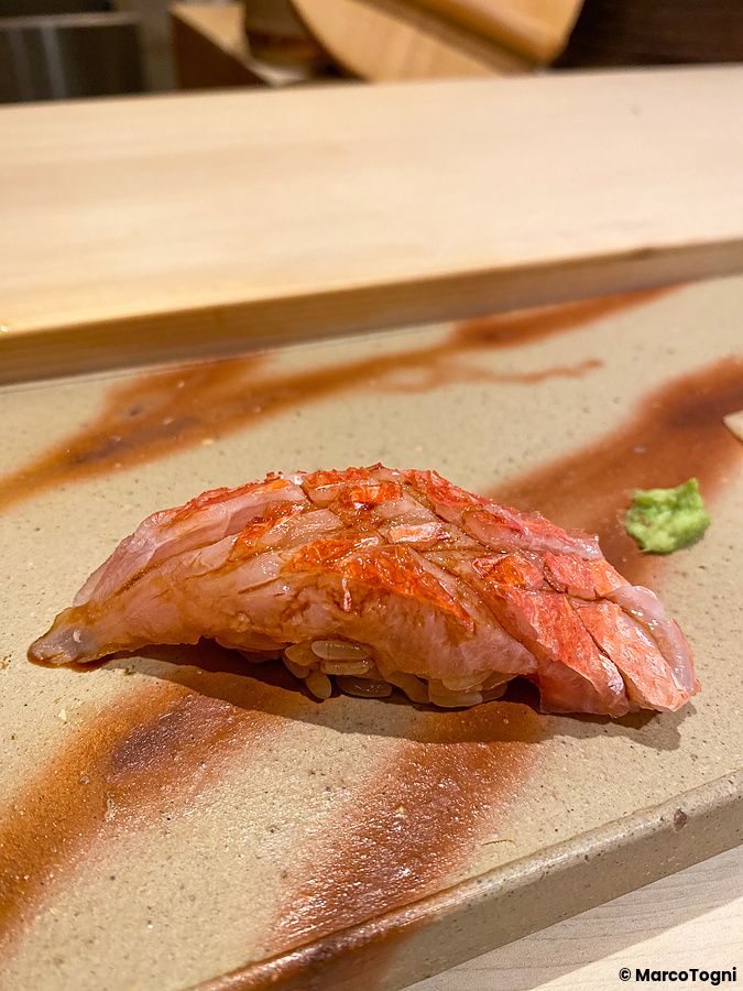 Nigiri di kinmedai servito su un piatto in ceramica presso il ristorante Sushi Ginza Onodera Souhonten a Tokyo.
