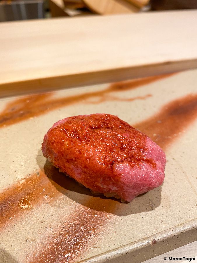 Un nigiri di negitoro servito su un piatto di ceramica decorato al Sushi Ginza Onodera Souhonten di Tokyo.