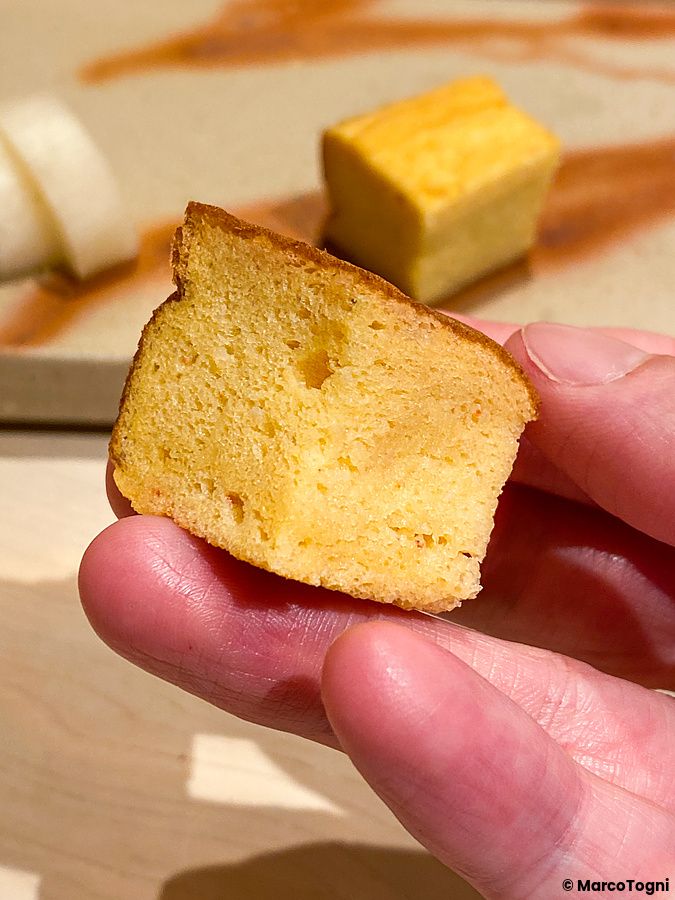 Un Tamagoyaki tenuto in mano presso il ristorante Sushi Ginza Onodera Souhonten a Ginza, Tokyo.