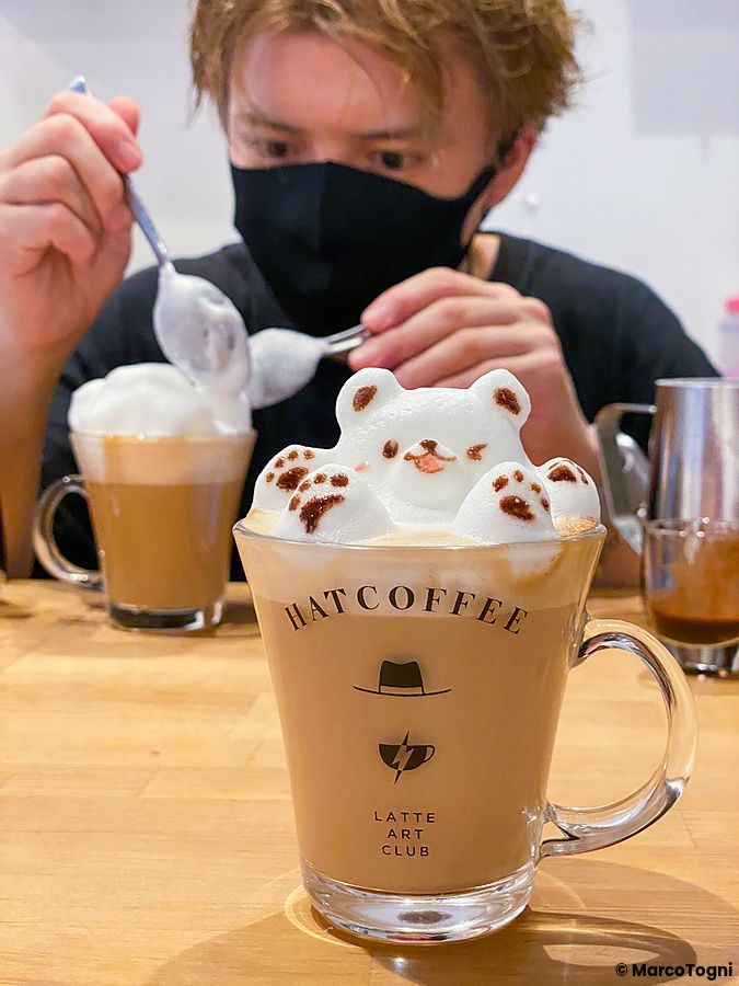 Una tazza di caffè con latte art tridimensionale a forma di orsetto servita al bar Hatcoffee di Asakusa.