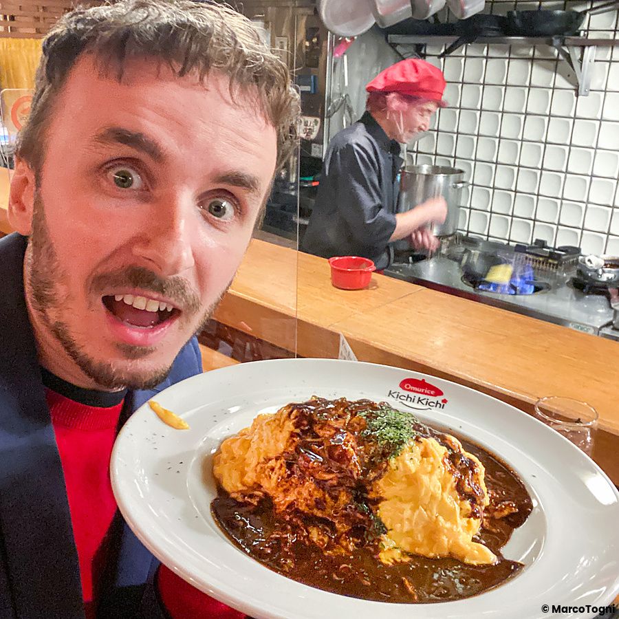Marco Togni con omurice al ristorante Kichi Kichi Omurice di Kyoto.