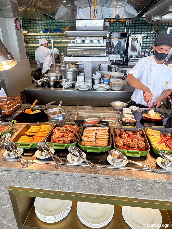 Buffet di colazione al Mandarin Oriental Bangkok con cuoco in cucina a vista.