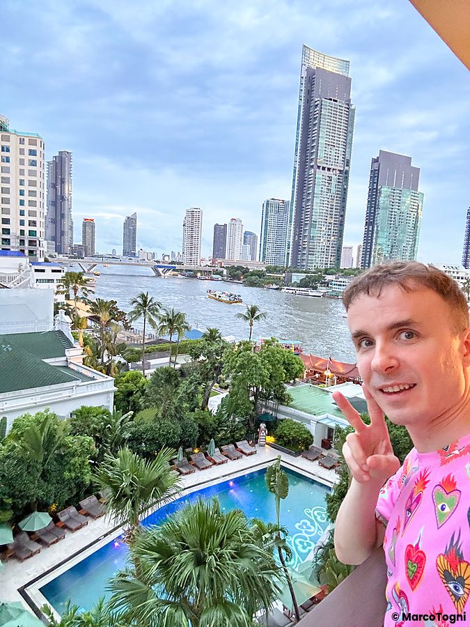Vista dalla stanza al Mandarin Oriental Bangkok con fiume Chao Praya e piscina.