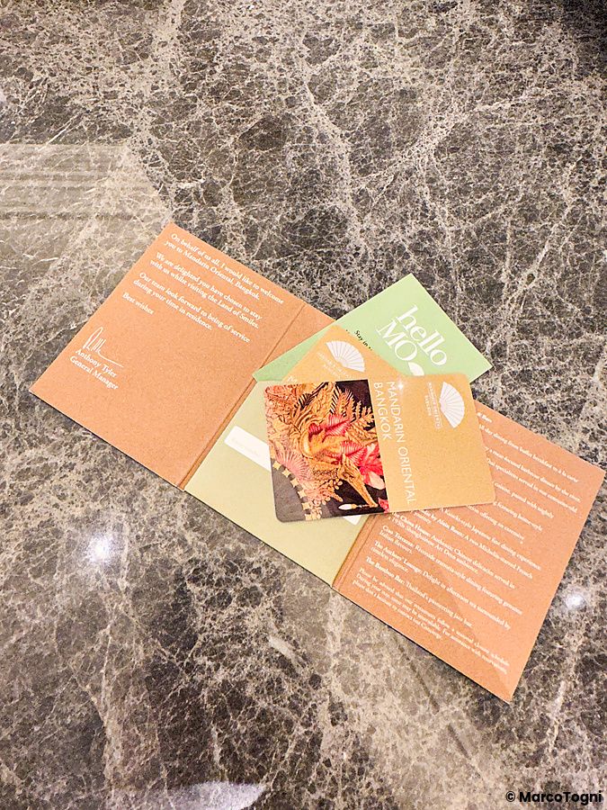 Chiave della stanza al Mandarin Oriental Bangkok su tavolo di marmo