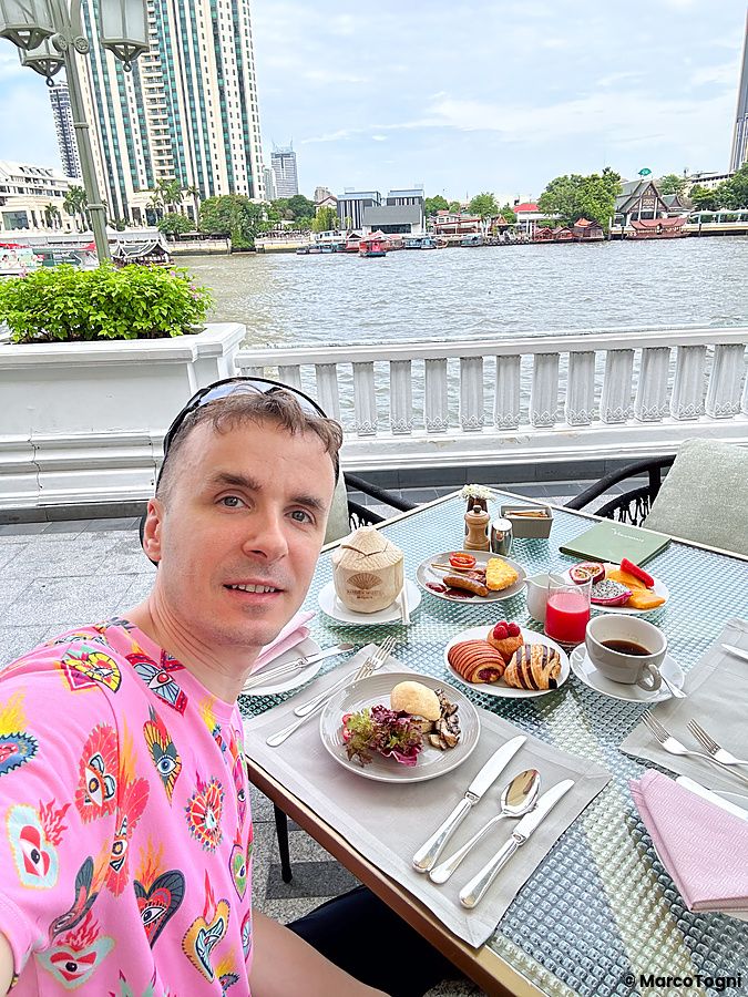Colazione al Mandarin Oriental Bangkok accanto al fiume Chao Praya.