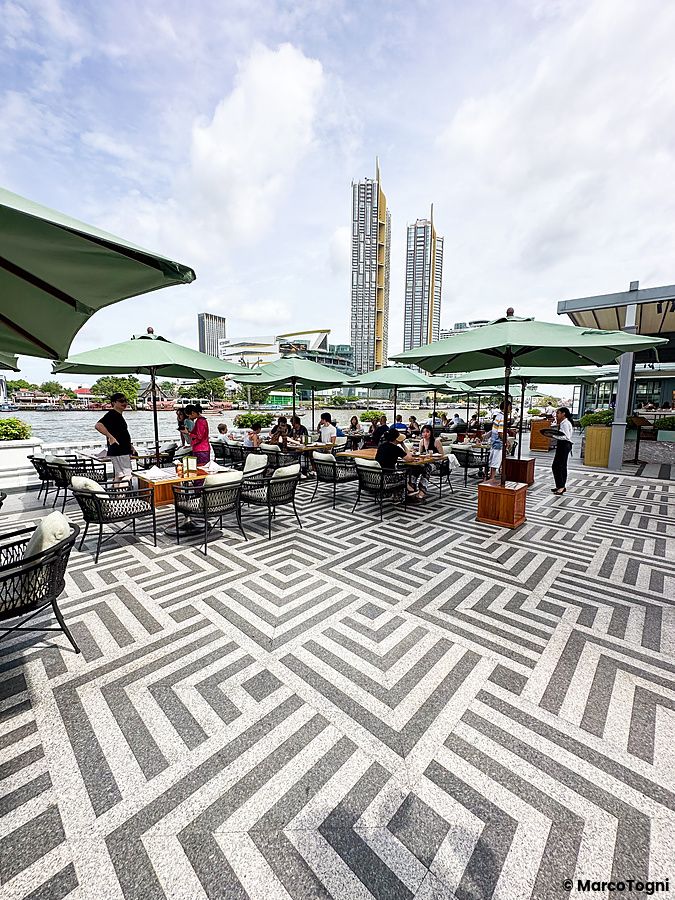 Colazione sulla terrazza al Mandarin Oriental Bangkok con persone sedute
