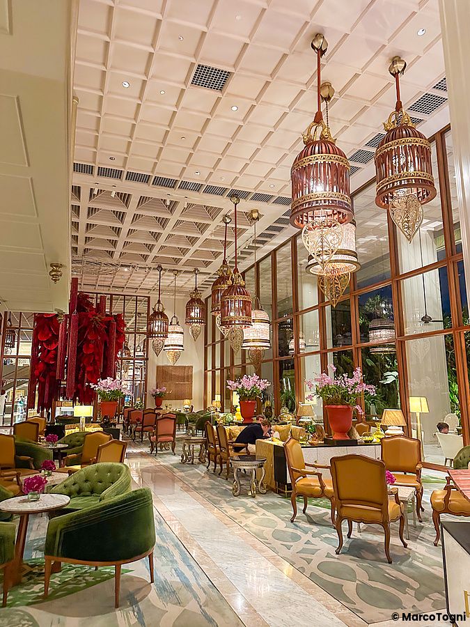 Lobby elegante con arredi lussuosi e lampadari decorativi al Mandarin Oriental Bangkok.