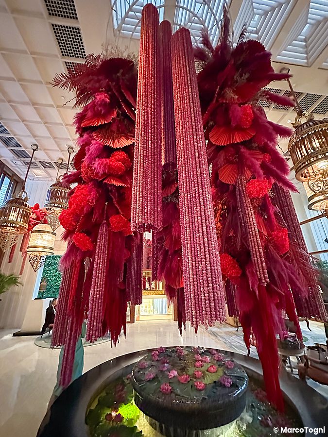 Fiori e decorazioni rosse nella lobby al Mandarin Oriental Bangkok