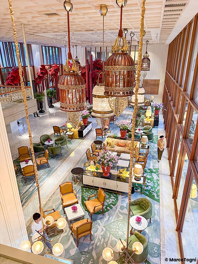 Lounge all'ingresso al Mandarin Oriental Bangkok con sedute e lampade eleganti.