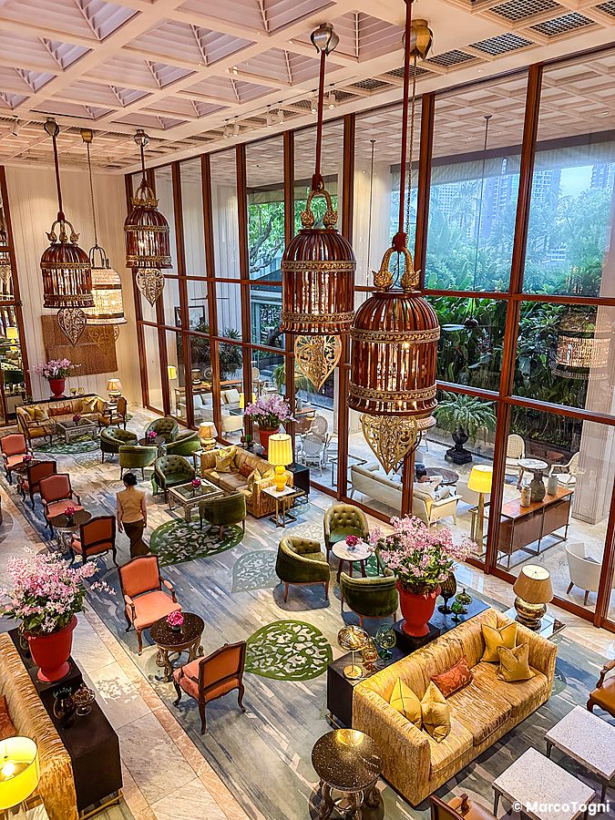 Lounge all'ingresso del Mandarin Oriental Bangkok con arredi eleganti e grandi vetrate.
