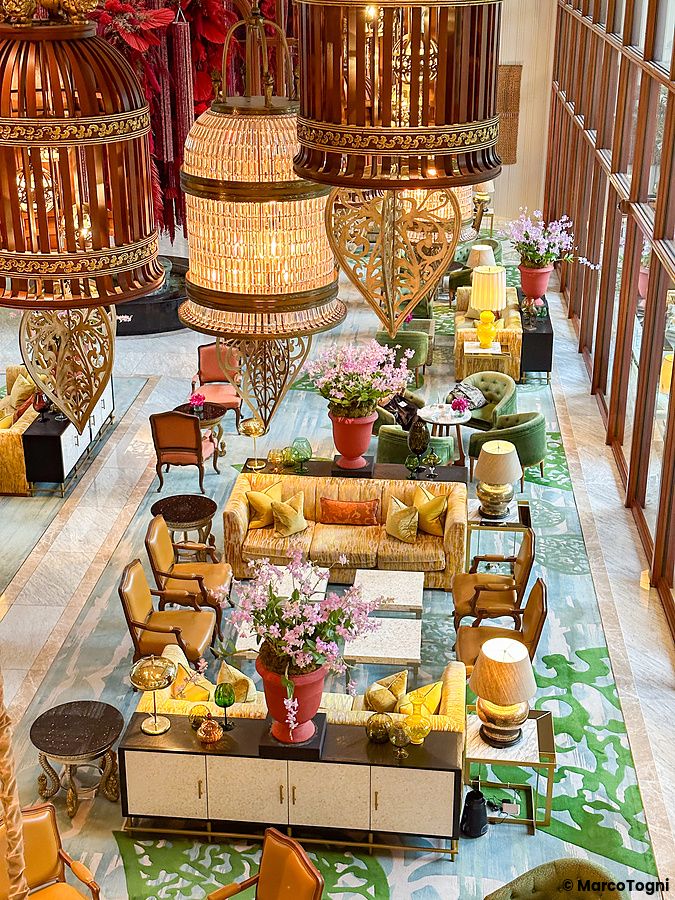 Lounge elegante con lampade sospese e arredi lussuosi al Mandarin Oriental Bangkok.