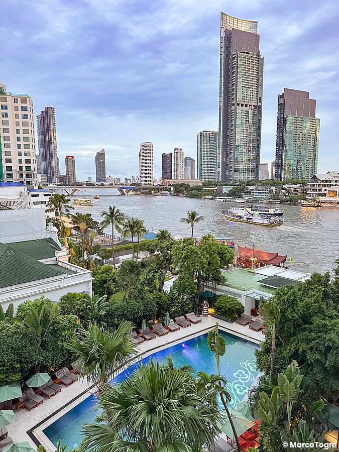 Vista sul fiume Chao Praya e piscina dall'hotel Mandarin Oriental Bangkok.