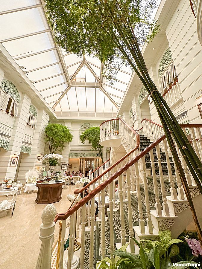 Lounge elegante e scalinata al Mandarin Oriental Bangkok con vetrata superiore