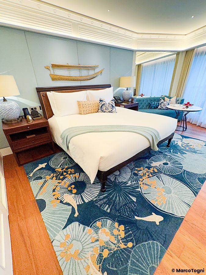Interno di una stanza lussuosa al Mandarin Oriental Bangkok con letto king size.