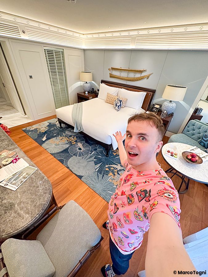 Marco Togni in posa in una stanza lussuosa al Mandarin Oriental Bangkok