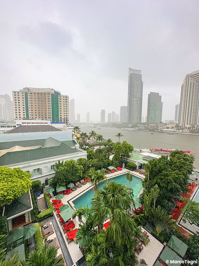 Vista dalla stanza del Mandarin Oriental Bangkok con fiume e piscina.