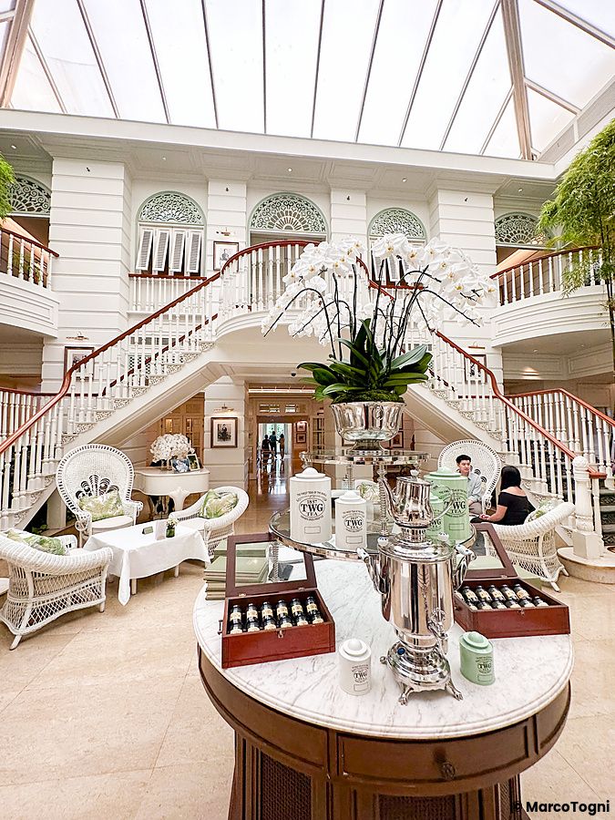 Zona storica elegante al Mandarin Oriental Bangkok con scalinata e arredamenti raffinati.