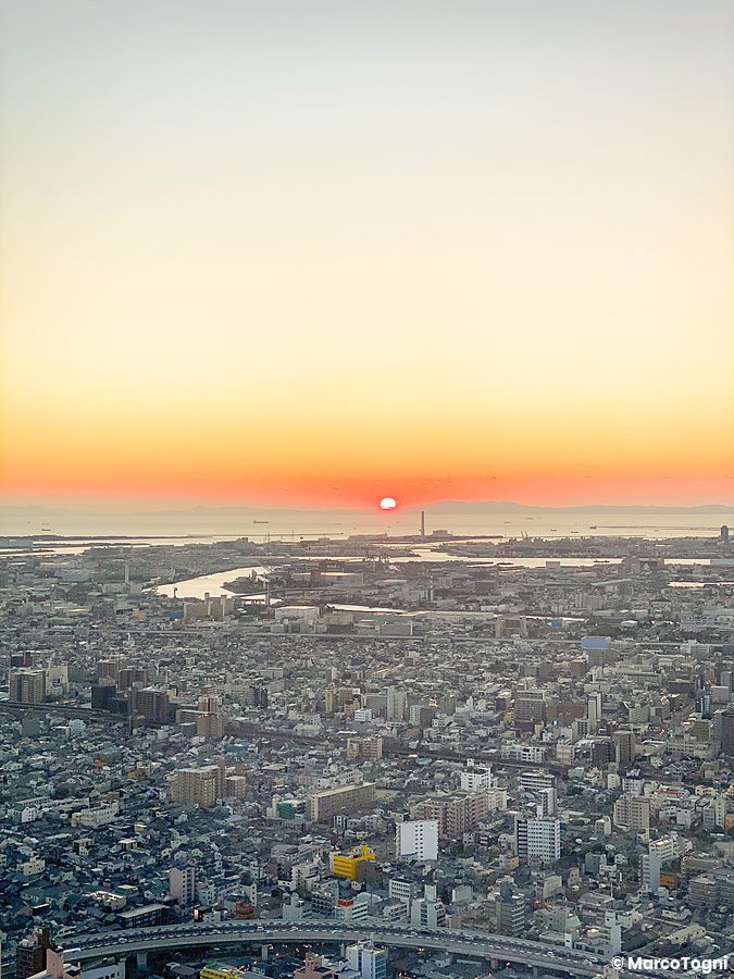 Vista panoramica di Osaka al tramonto dalla corner room dell'Osaka Marriott Miyako Hotel.