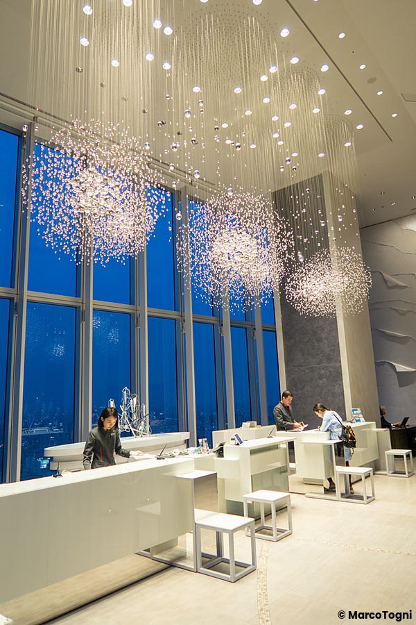 Reception moderna ed elegante con vetrate al Osaka Marriott Miyako Hotel.