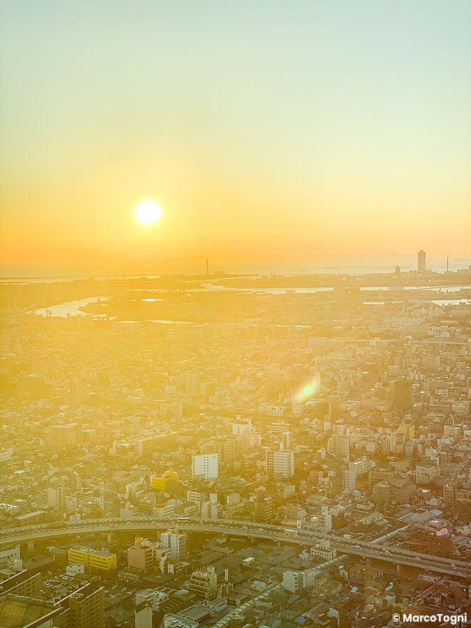 Vista dalla stanza al tramonto di Osaka dal Marriott Miyako Hotel.