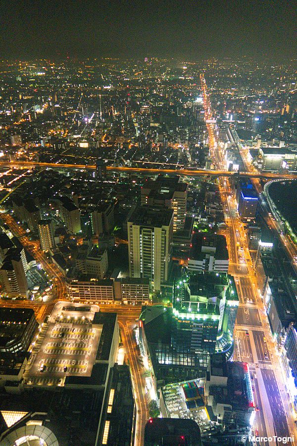 Vista notturna di Osaka dalla corner room dell'Osaka Marriott Miyako Hotel