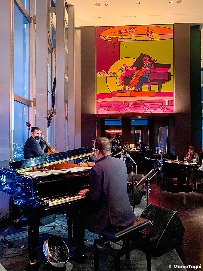 Musicisti suonano il piano e il contrabbasso al New York Bar presso il Park Hyatt Hotel di Tokyo.