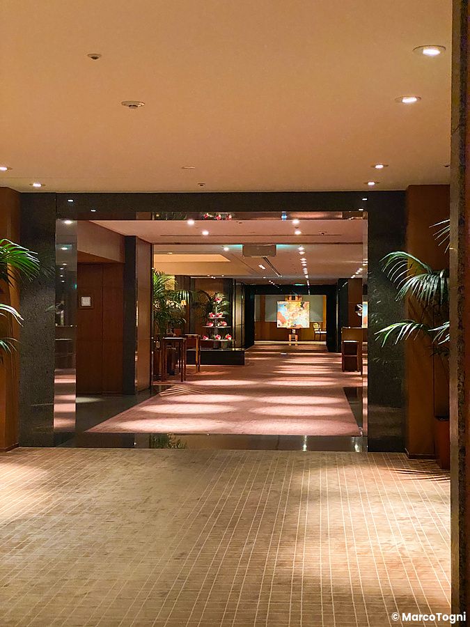 Corridoio d'accesso al New York Bar presso il Park Hyatt Hotel nel quartiere di Shinjuku, Tokyo.