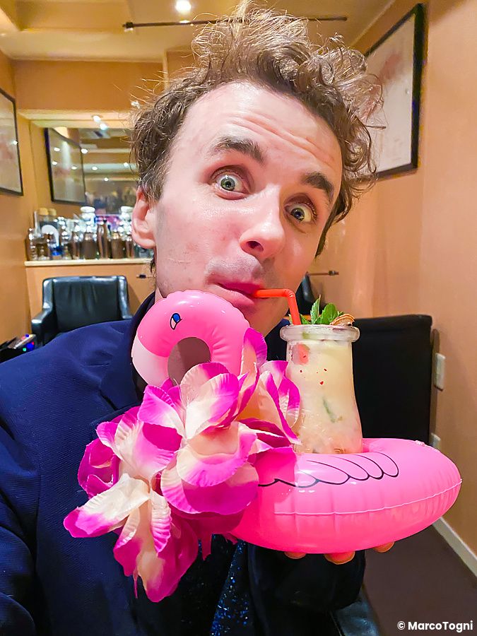 Marco Togni beve un cocktail a Orchard Bar, decorato con un fenicottero gonfiabile e fiori, in un locale a Ginza.