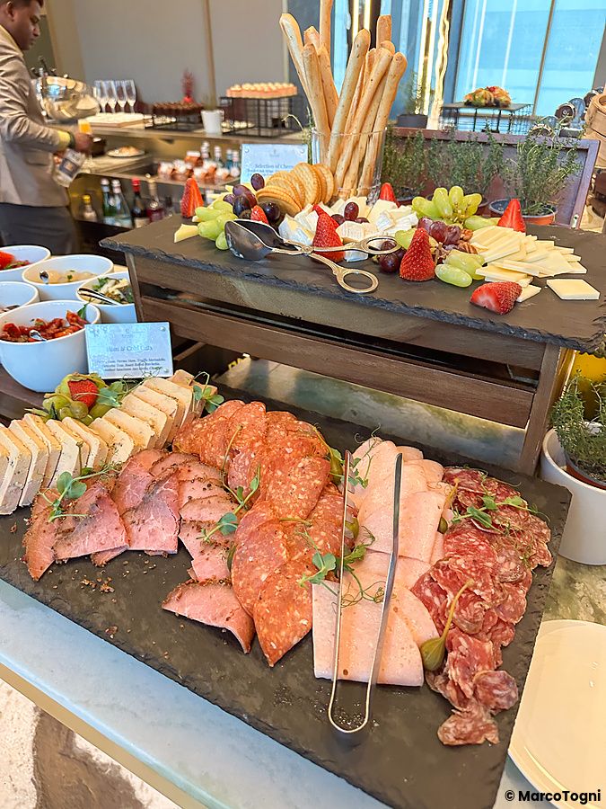 Buffet con salumi e formaggi nell'executive lounge del Pan Pacific Orchard.