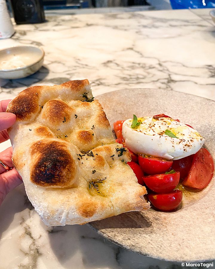 Burrata con pomodoro e focaccia a The Pizza Bar On 38th all'interno del Mandarin Oriental Hotel a Tokyo.