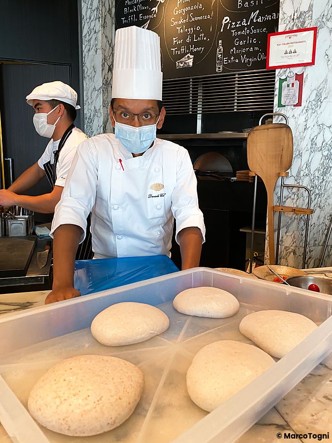 Due chef in divisa lavorano alla preparazione a The Pizza Bar On 38th presso il Mandarin Oriental Hotel a Tokyo.