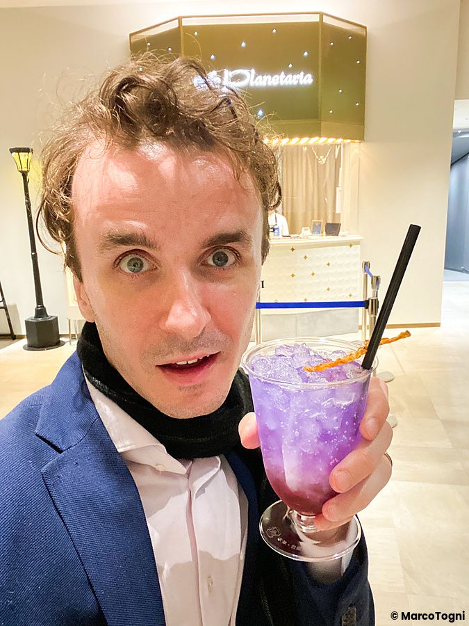 Marco Togni mostra una riproduzione di bevanda in esposizione in vetrina presso il cafe Planetaria del Konica Minolta Plan...
